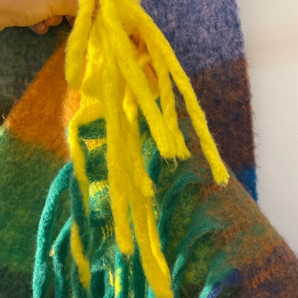 Fun long scarf - Picture 4 of 4